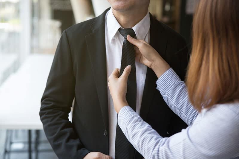 امرأة تحديد التعادل على رجل جناح