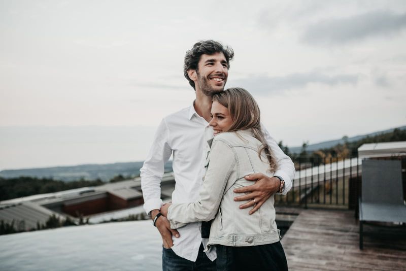 người đàn ông ôm phụ nữ khi đứng trên sân thượng