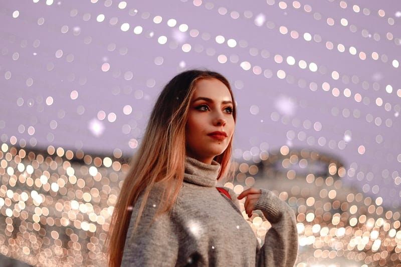 žena v sivom svetri