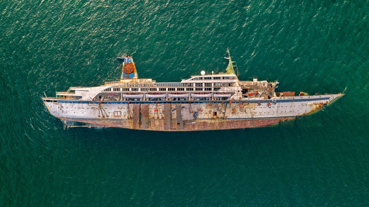 Kapal jatuh di laut, kapal pesiar, kecelakaan, Bangkai kapal, pemandangan atas, pemandangan udara
