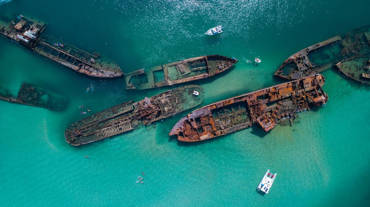 Pemandangan Udara Kapal-kapal Terbengkalai Di Laut