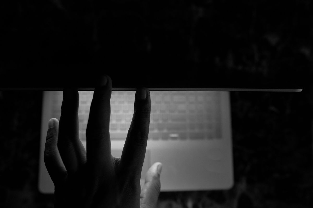 peretas cyber bekerja di laptop