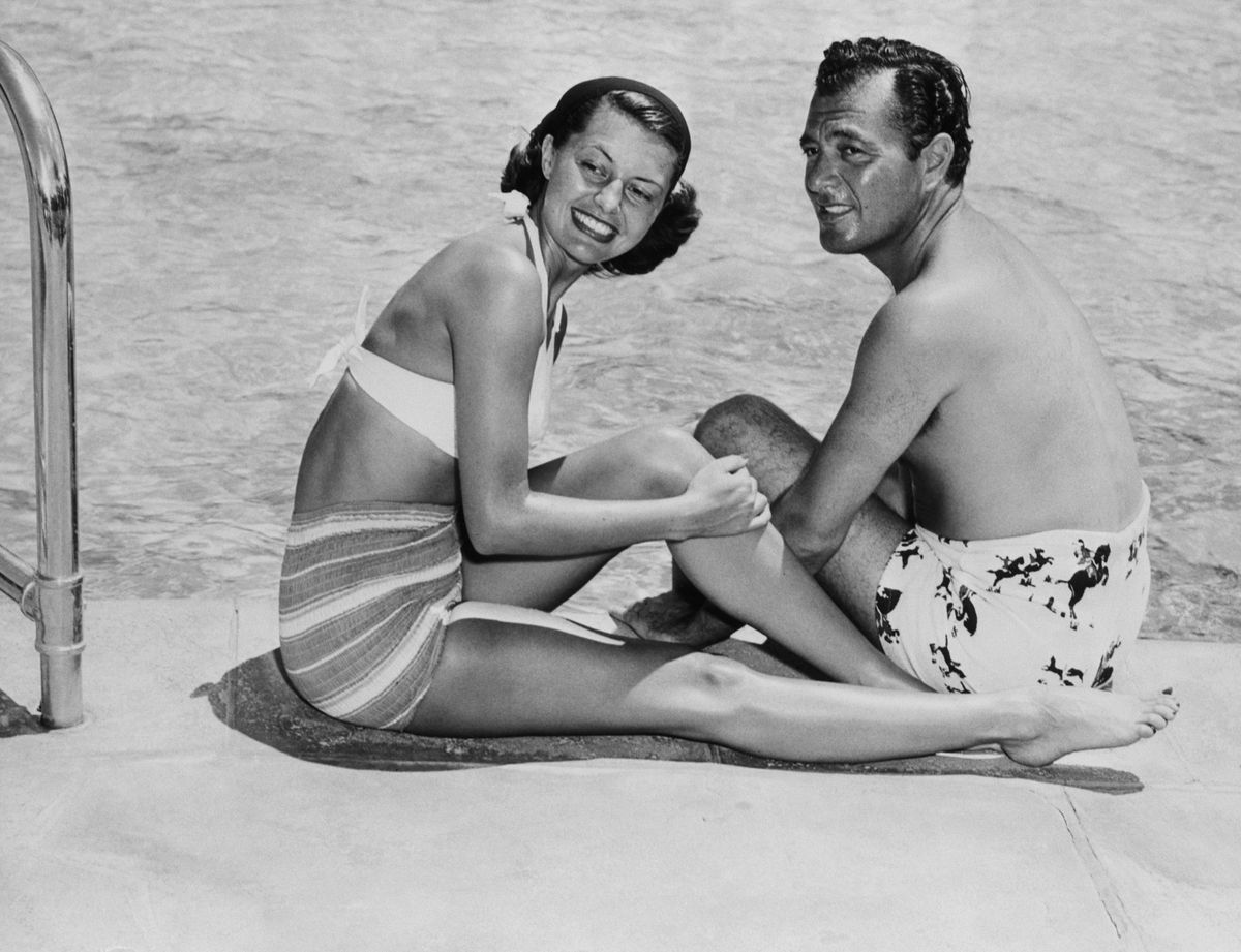 托尼·马丁（Tony Martin）和赛德·夏丽（Cyd Charisse）在游泳池