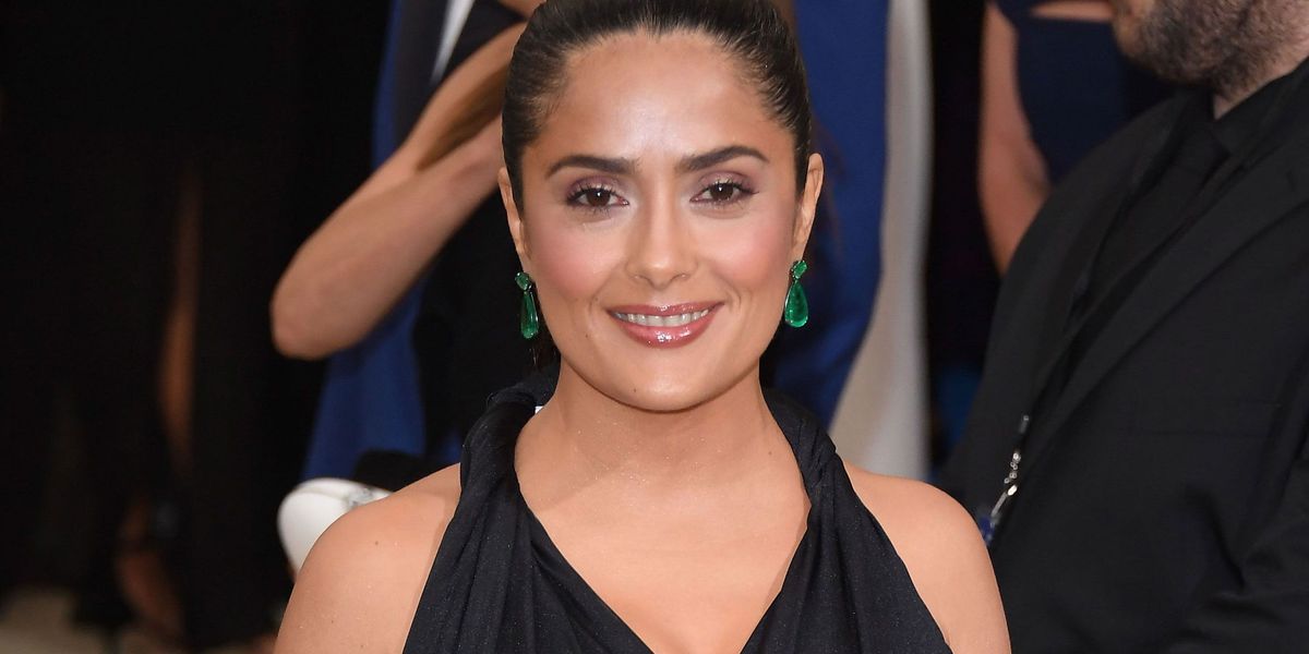 Salma Hayek não acha que as mulheres precisam ter filhos para mostrar seus instintos maternos