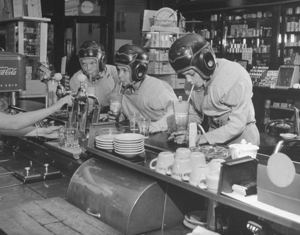 Νοέμβριος 1950, παιδιά σταματούν για ένα παγωτό μετά από τη φωτογραφία ποδοσφαιρικού παιχνιδιού τους από τη συλλογή φωτογραφιών του francis millerthe life μέσω getty images