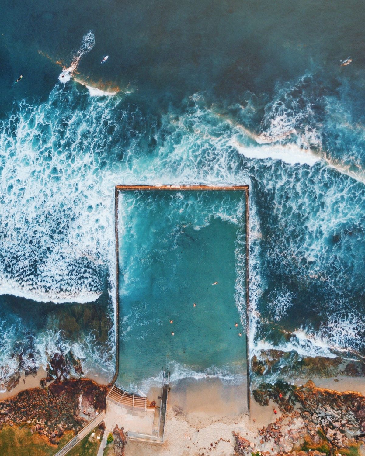 海上游泳池正上方