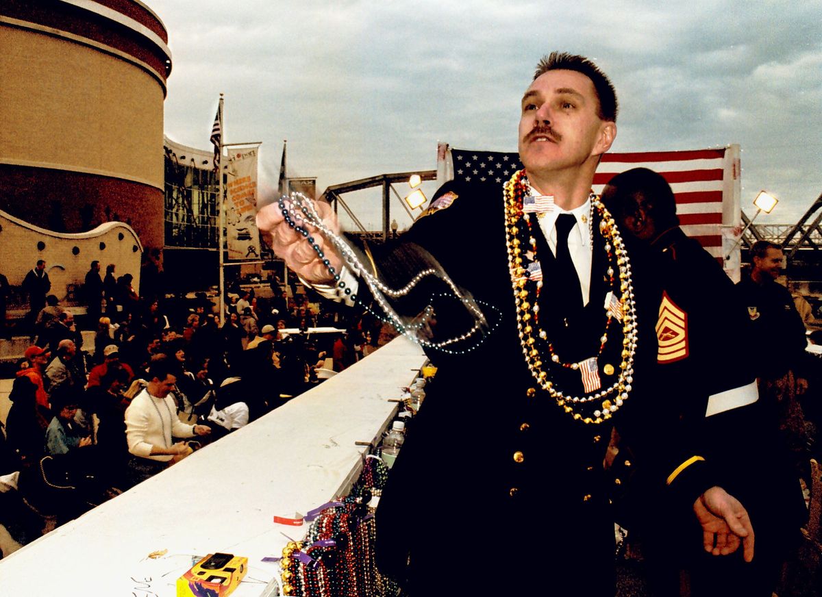 موكب Krewe السنوي من Centaur Mardi Gras