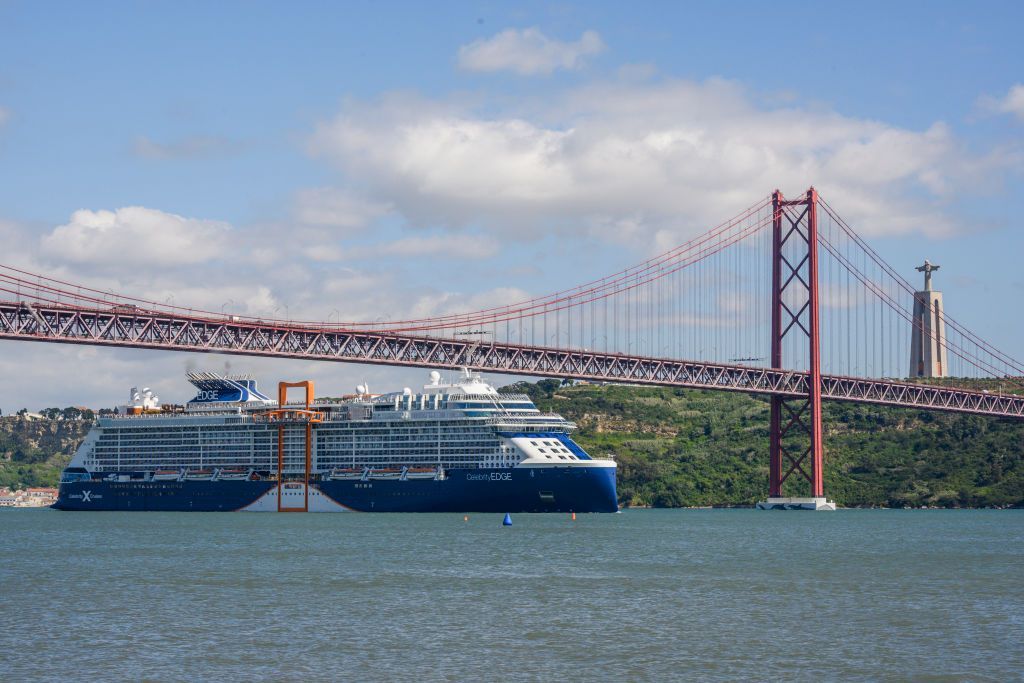 Das Kreuzfahrtschiff MS Celebrity Edge verlässt den Hafen von Lissabon