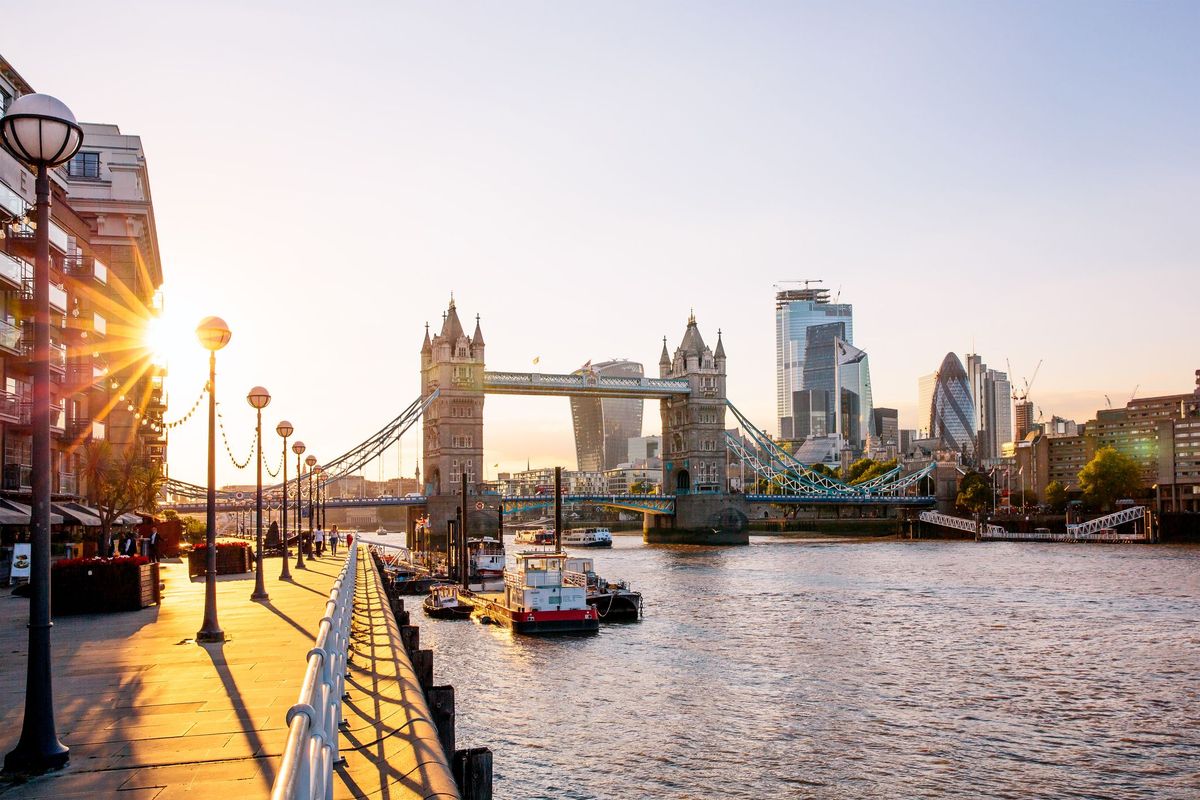 London panorama s Tower Bridge a mrakodrapy London City pri západe slnka, Anglicko, Veľká Británia