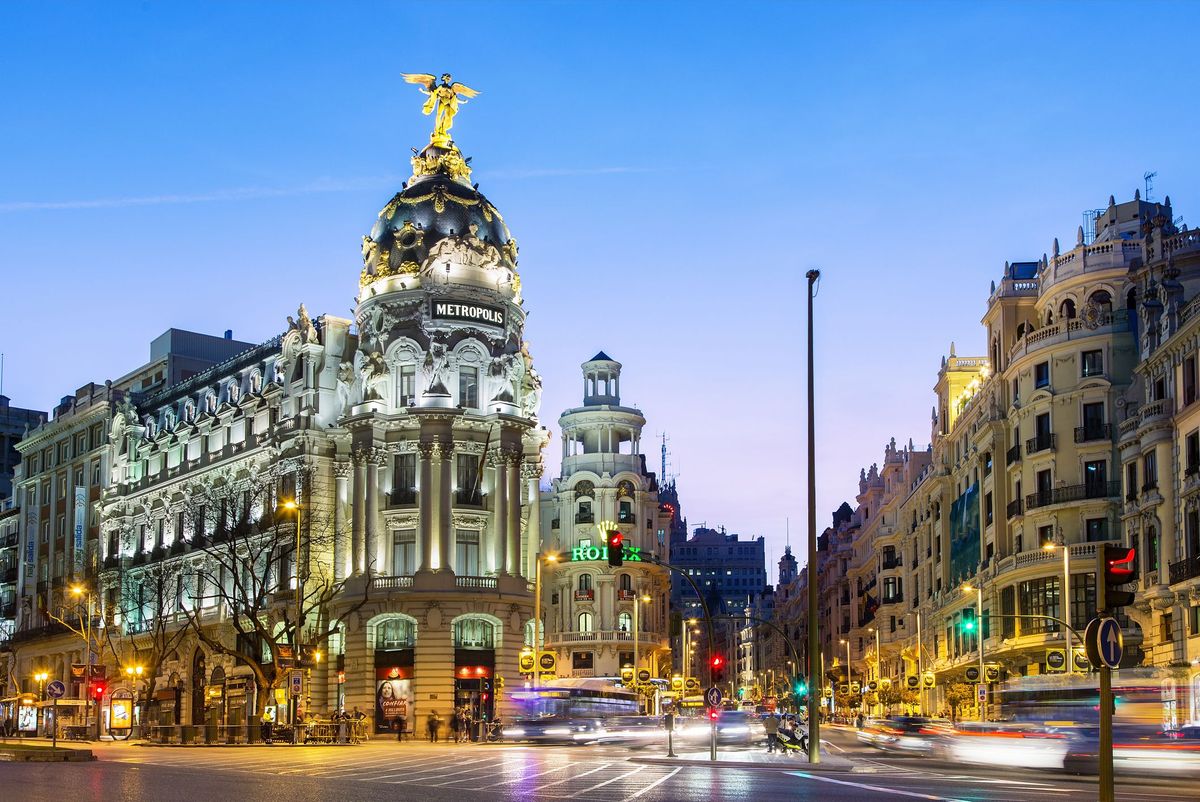 Madrid, budova Metropolis v noci