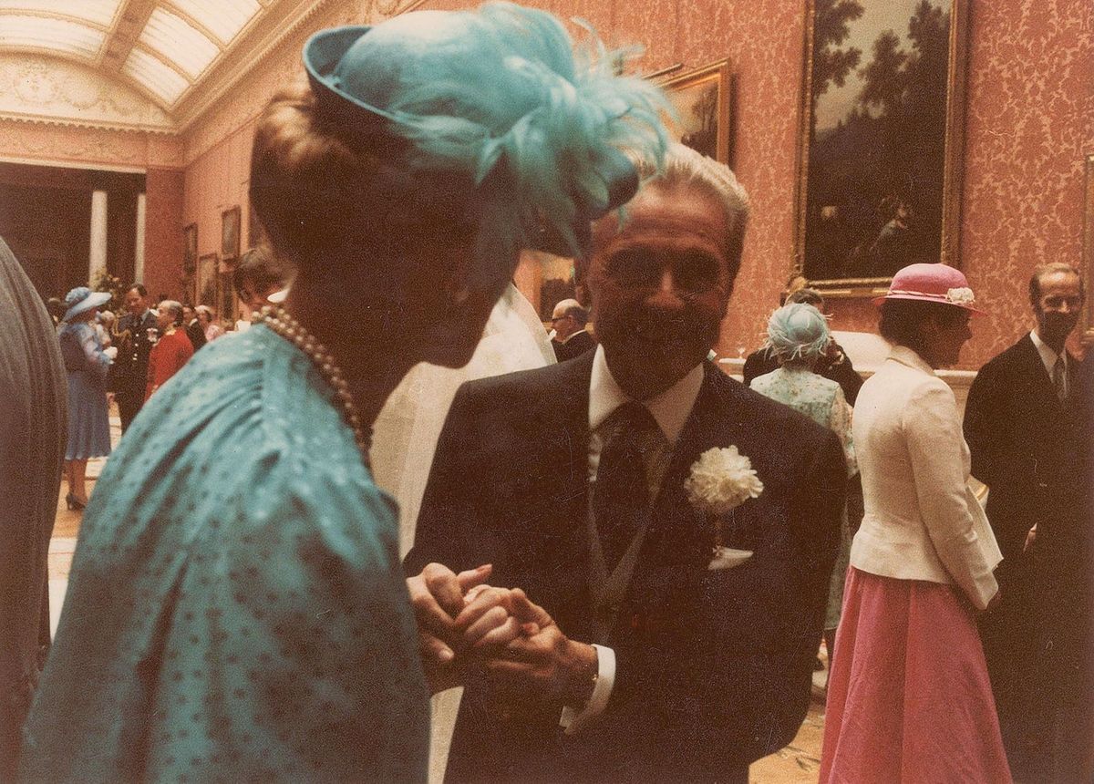 Interacțiune, articole de acoperit capul, îmbrăcăminte vintage, tradiție, ceremonie, salut, costum, cască, pălărie de soare, accesoriu pentru costume,