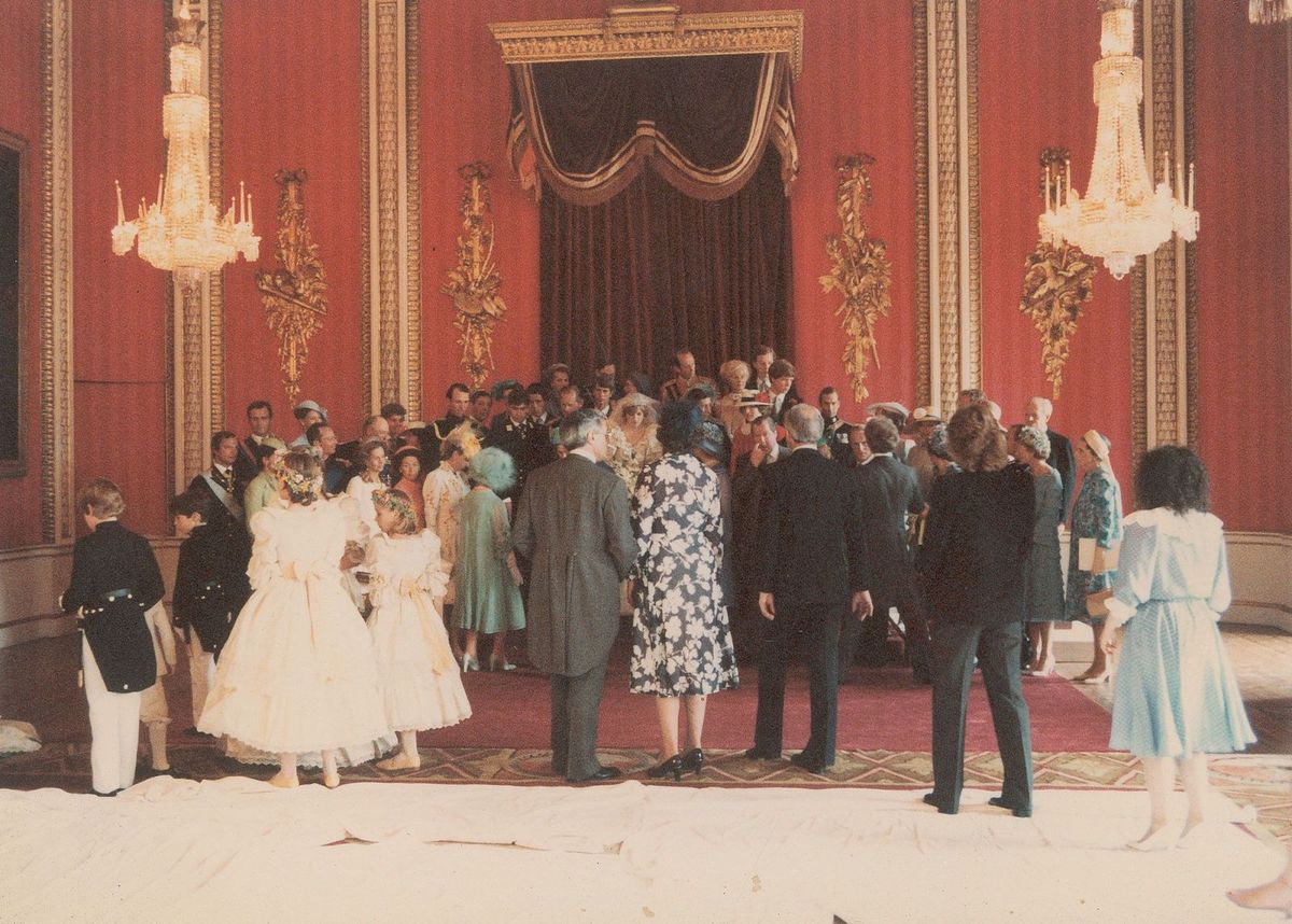 Textile, Design interior, Îmbrăcăminte formală, Rochie, Perdă, Design interior, Îmbrăcăminte vintage, Tratament geamuri, Corp de iluminat, Ceremonie,