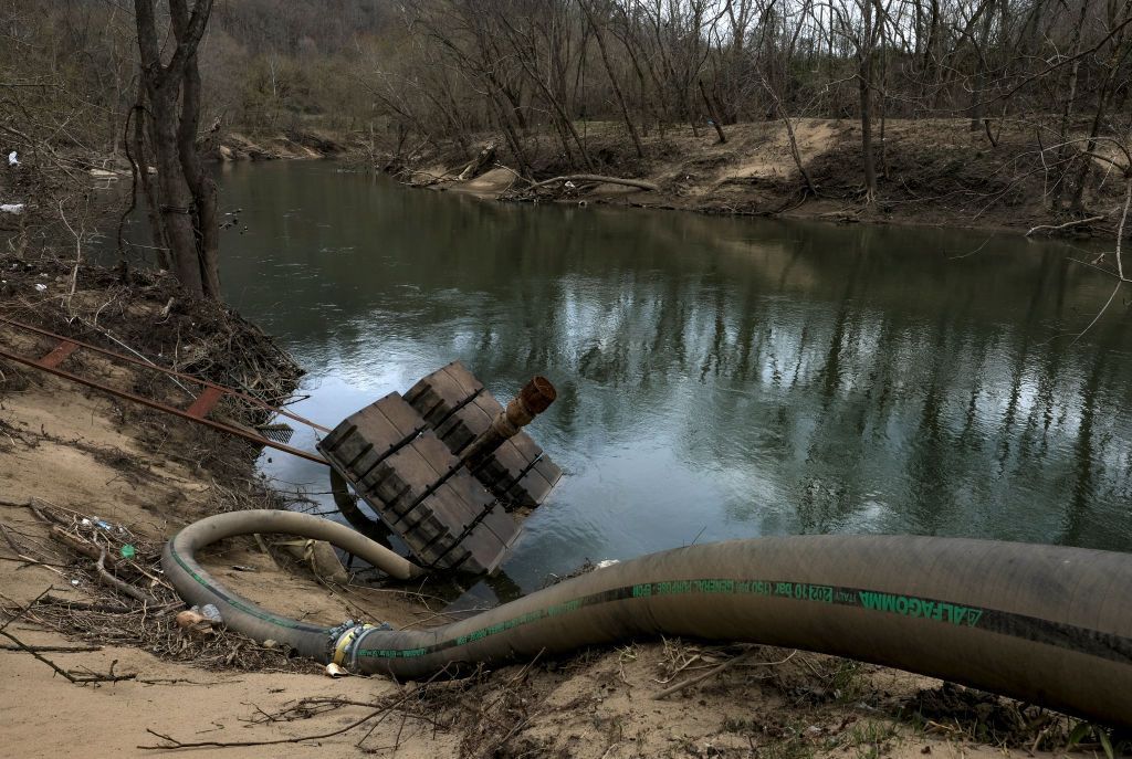 martin county, ky 2 Απριλίου ένα αναποδογυρισμένο πλωτήρα στηρίζεται στο s