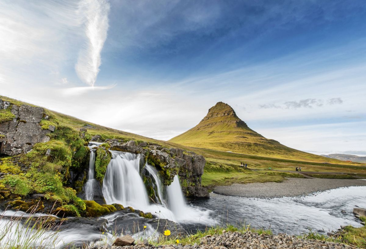 Kirkjufell kalnas ir Kirkjufellfoss krioklys auštant vasarai, Islandija
