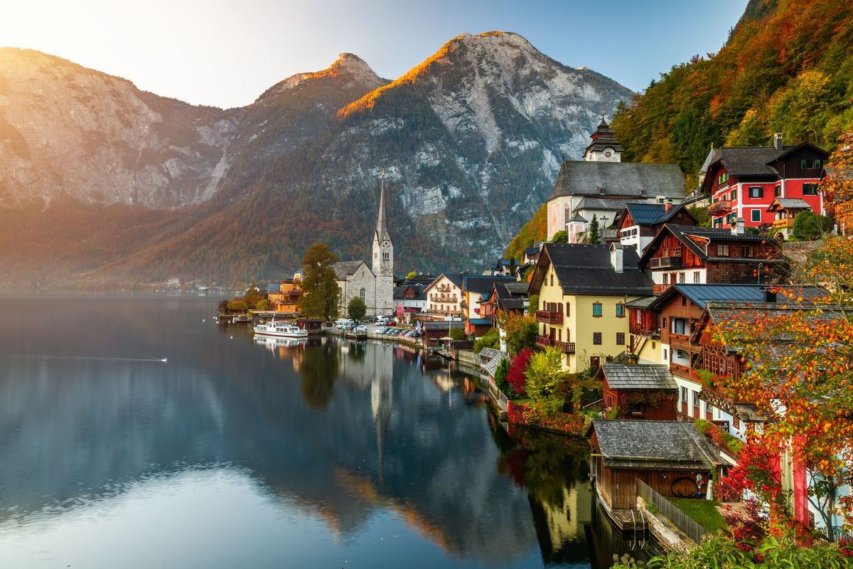 saulėtekio vaizdas į garsųjį Halštato kalnų kaimelį su Hallstatter ežeru, Austrija