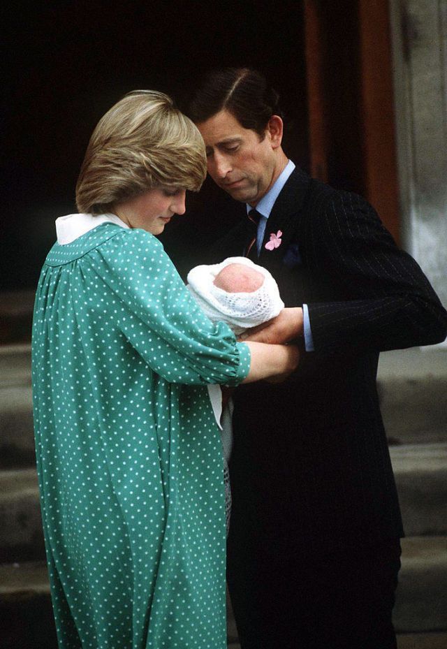 La princesa Diana i el príncep Carles amb el seu fill acabat de néixer a les escales de Santa Maria