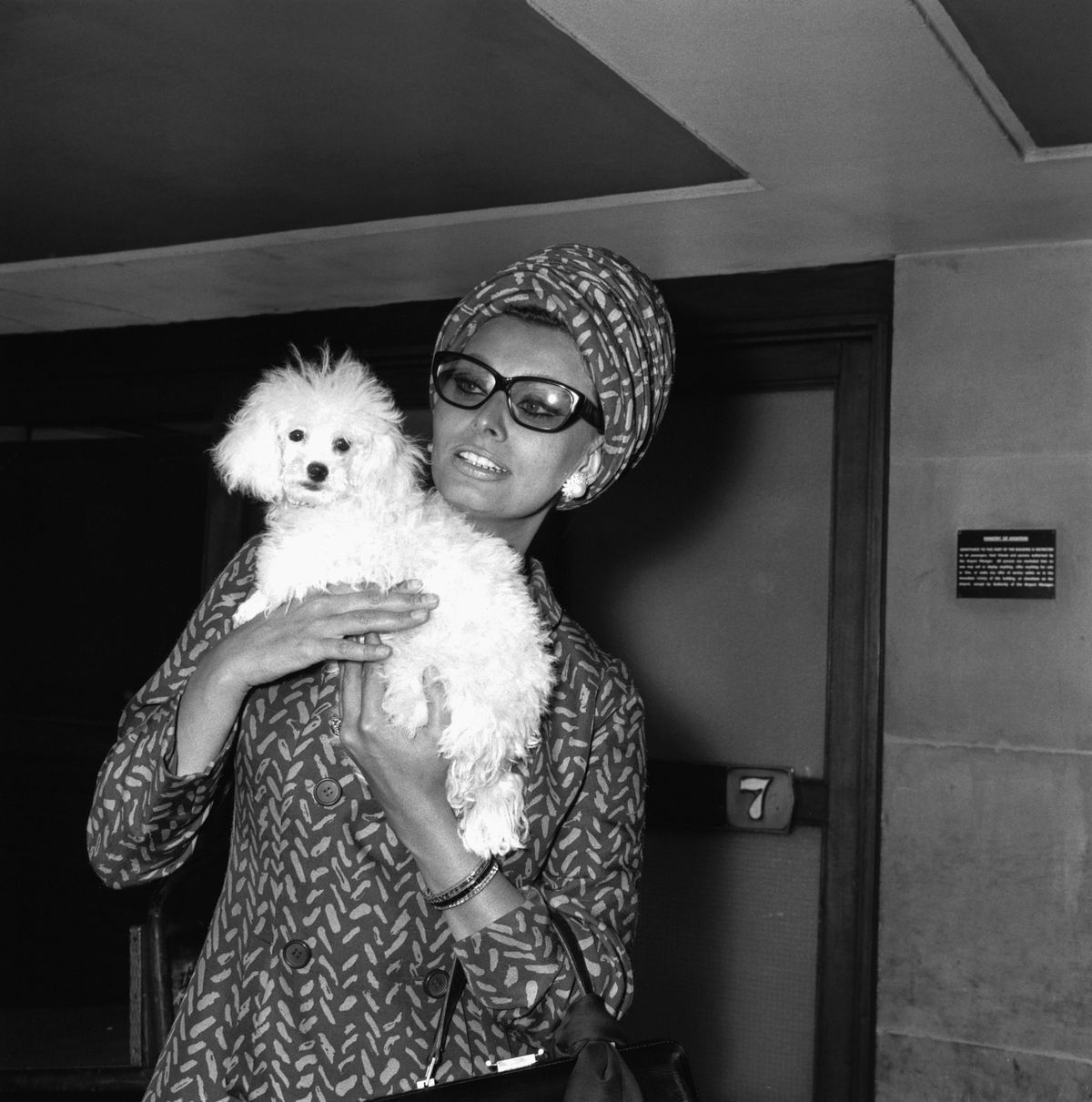 Η Sophia Loren στο αεροδρόμιο του Λονδίνου, περίπου 1955