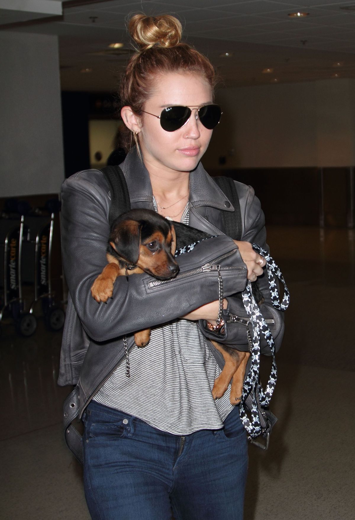 Miley Cyrus Sighting στο αεροδρόμιο του Μαϊάμι