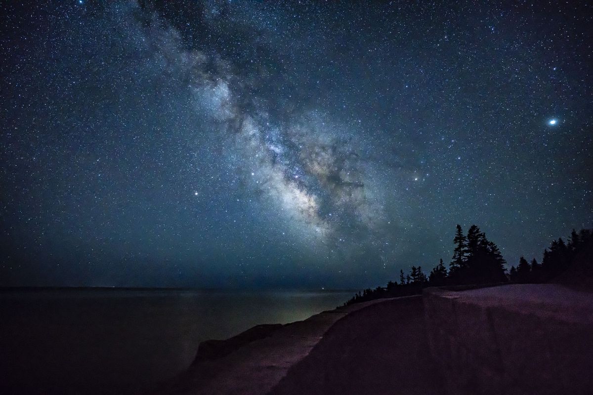 Milchstraße und Sterne leuchten vor der Küste des Acadia-Nationalparks