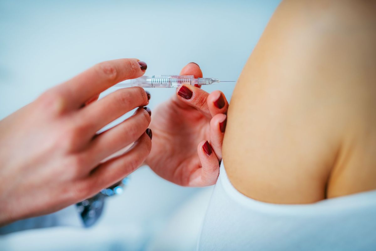 Kobieta Lekarz Wstrzyknięcia Strzykawki Na Ramieniu Kobiety W Szpitalu