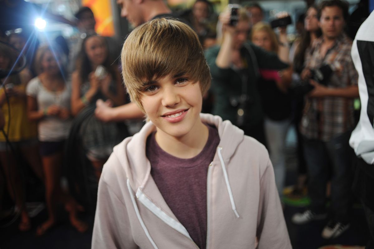 多伦多-2009年8月7日：贾斯汀·比伯（Justin Bieber）在2009年8月7日的Much音乐环境中摆姿势。