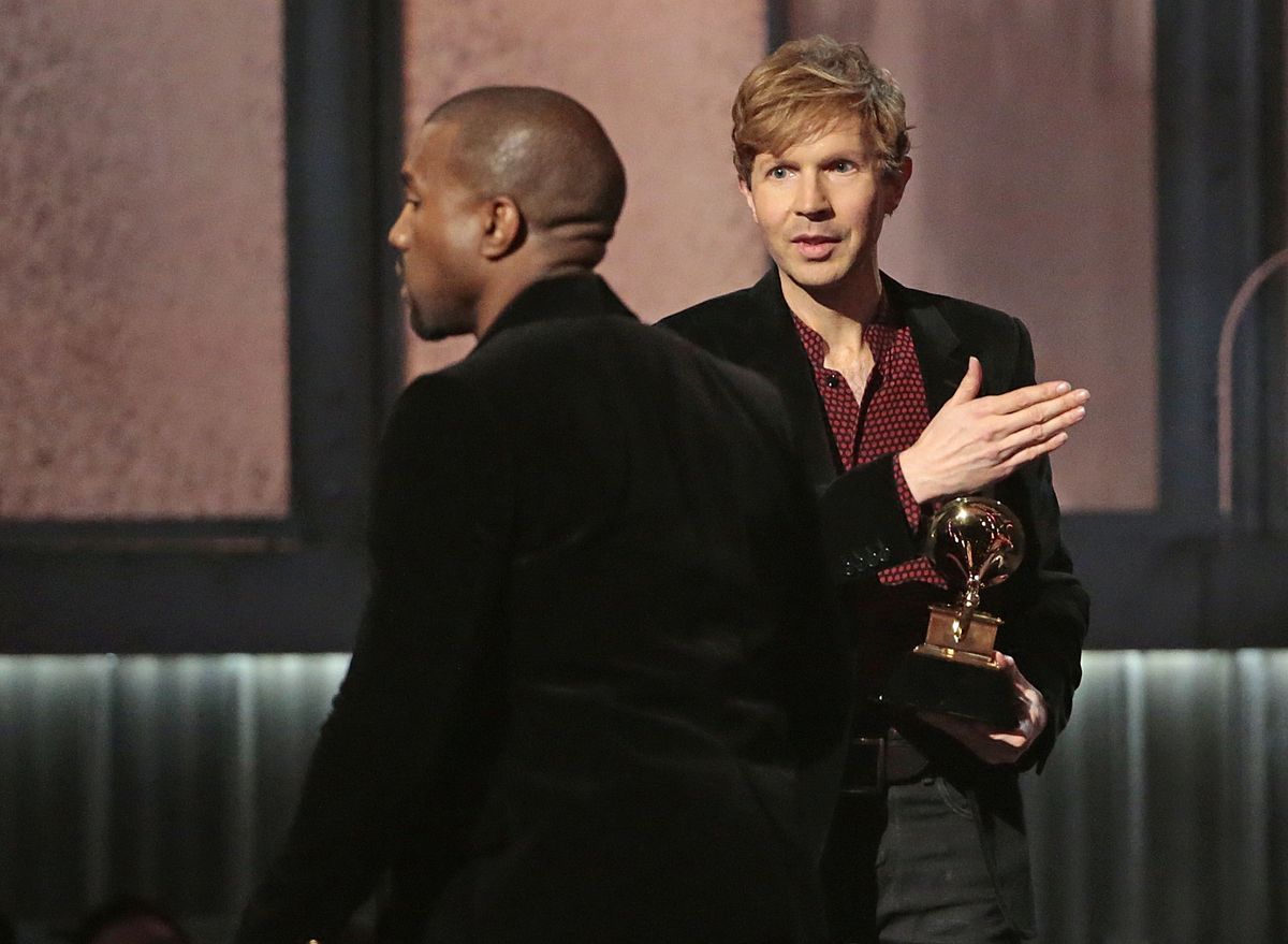 LOS ANGELES, CA - 8 februari 2015 Kanye West vermijdt contact met een uitnodigende Beck nadat Beck Al won