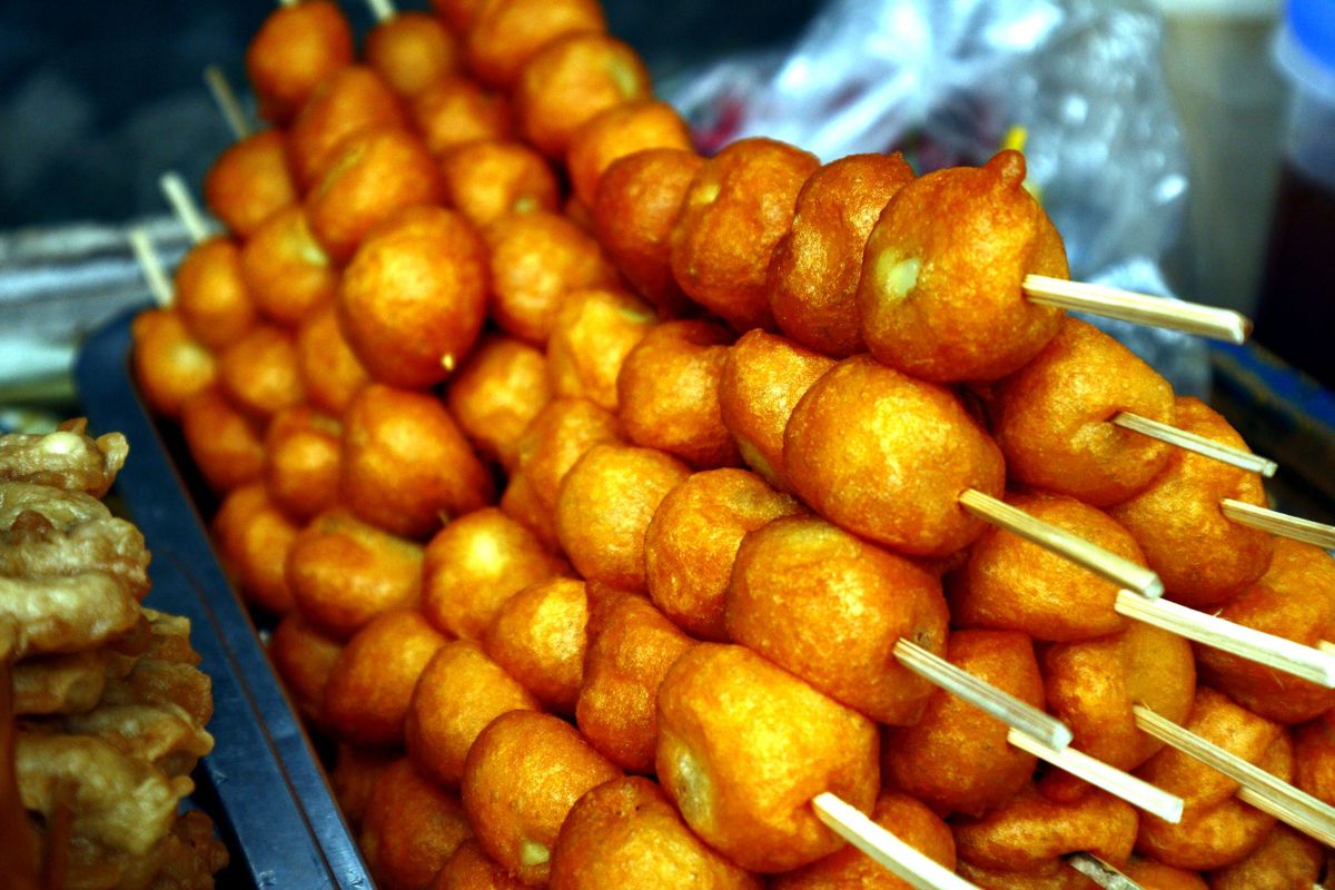 Kwek kwek lub Jajka przepiórcze smażone w głębokim tłuszczu na patyku