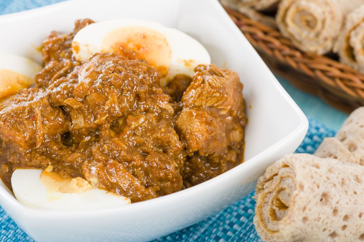 Curry mięsne z jajkiem i bułką