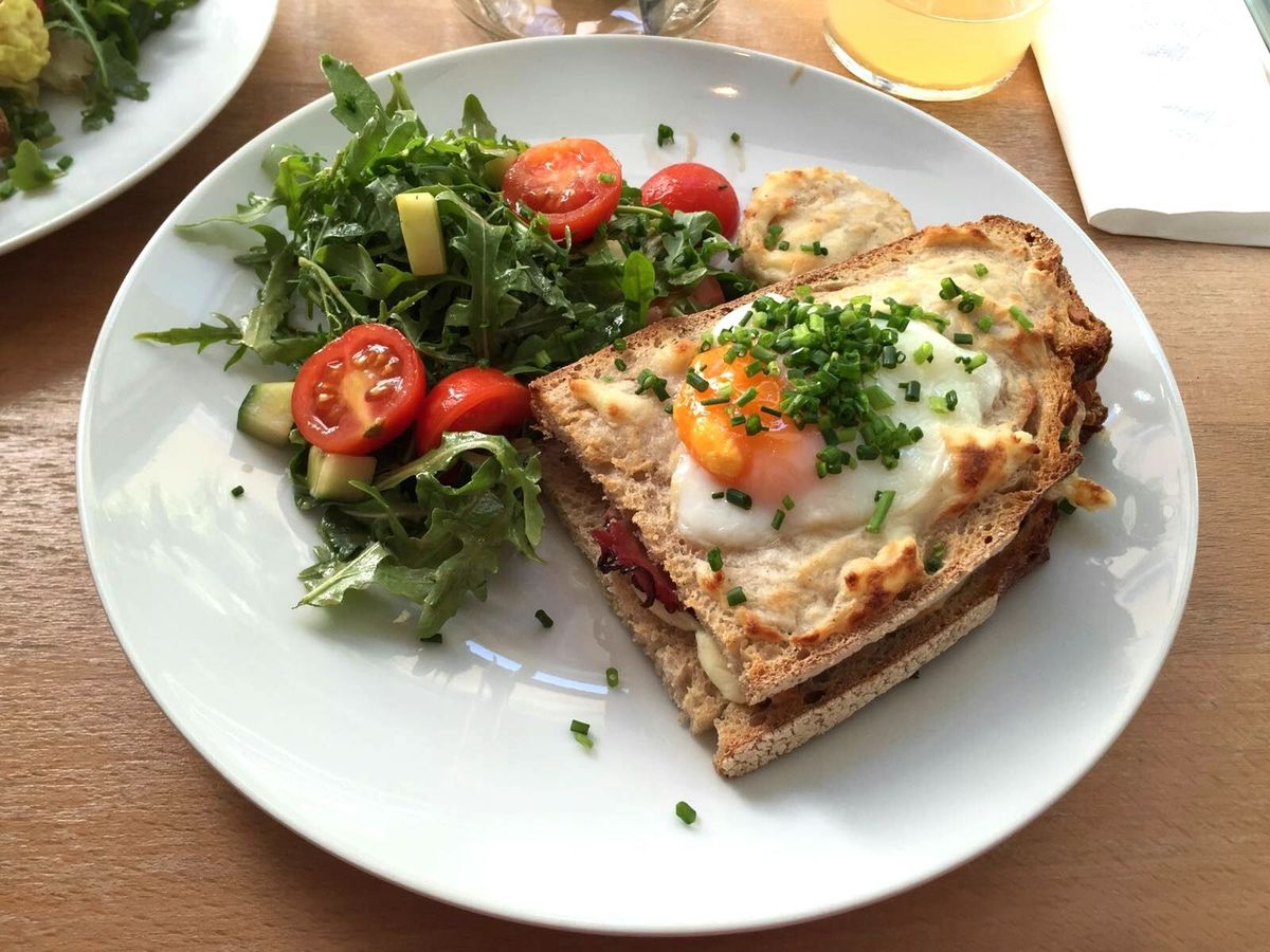 Close-Up Croque Madame Serwowane W Tablicy Na Stole