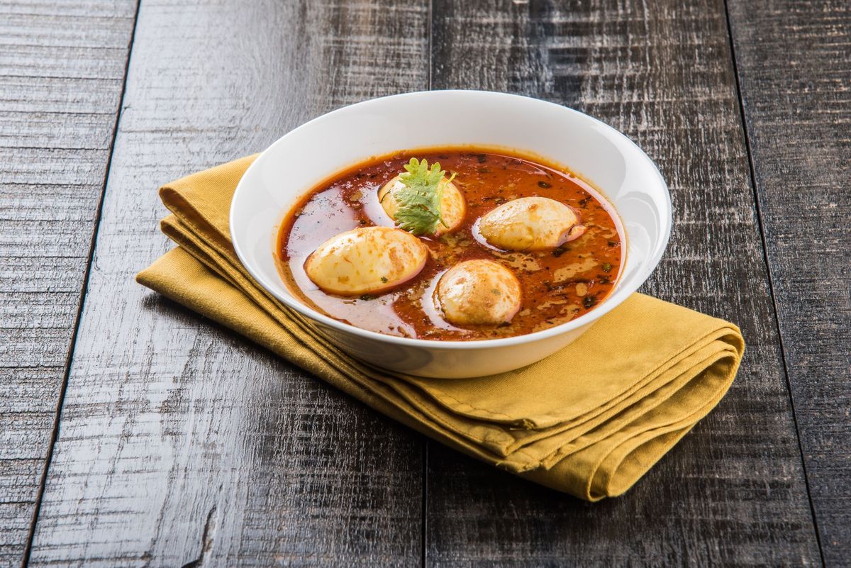 słynne indyjskie curry jajeczne lub anda curry