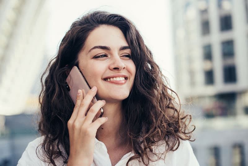 femeie drăguță care vorbește la telefon