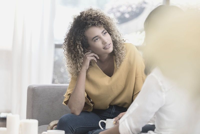 有爱心的女人到她家拜访她的朋友，并专心聆听