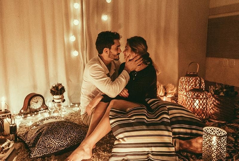 Koppel op een romantisch diner met brandende kaarsen