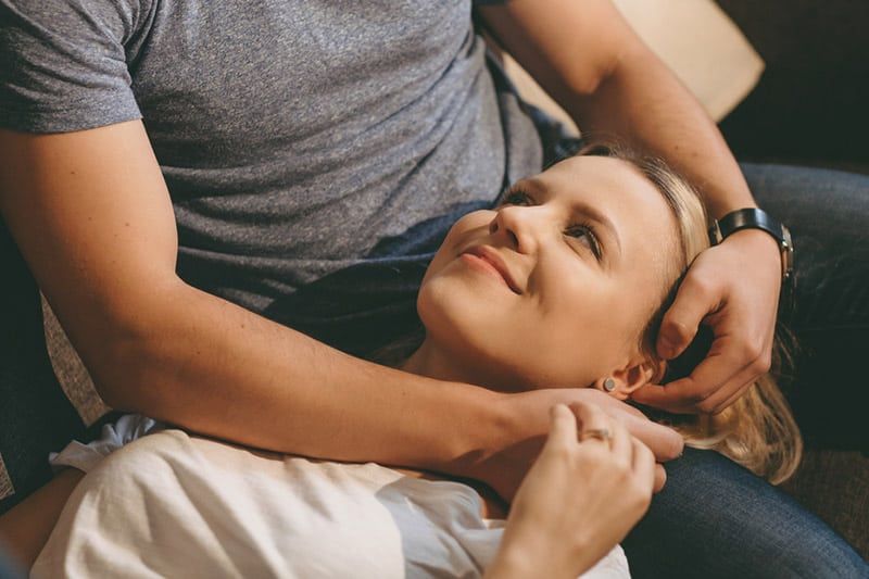 Glimlachende vrouw met hoofd op man