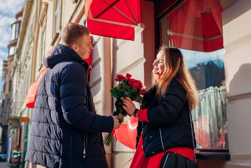 Znaczenie czerwonej róży w związku (+ 12 znaczeń koloru róży)