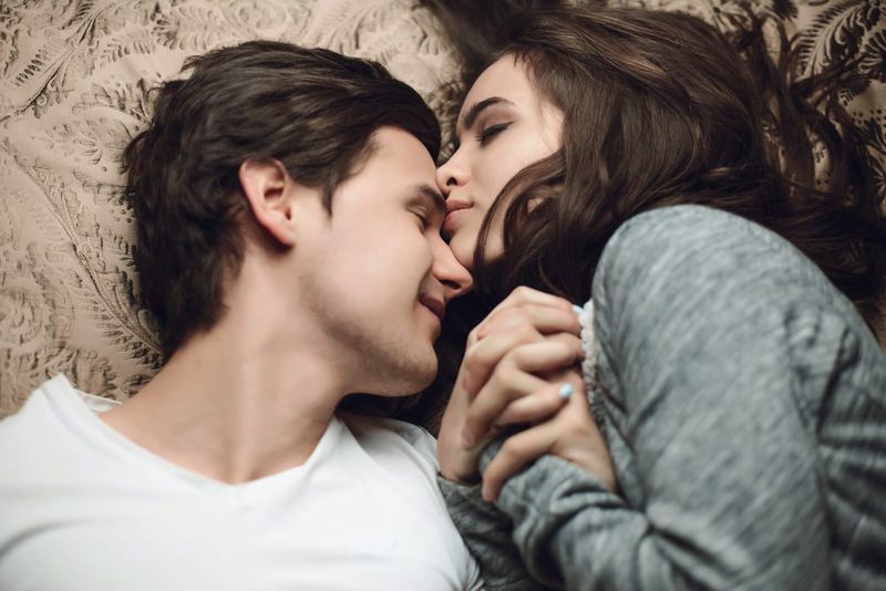 beau couple dans la chambre