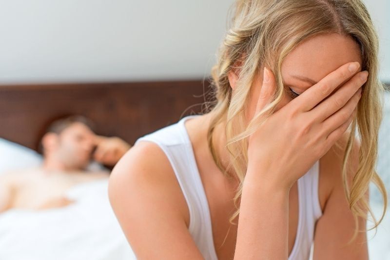 zdenerwowana para ma problemy z seksem siedząc w łóżku