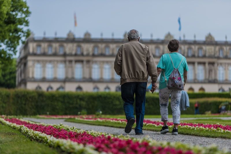 Frau mit Rucksack und Mann, die tagsüber laufen
