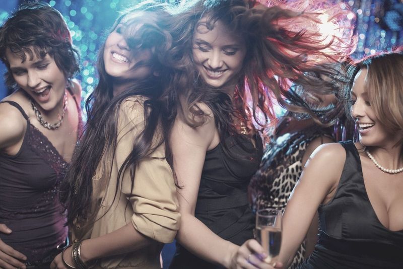 grupo de mulher sexy dançando e bebendo em um conceito de animal de festa de clube