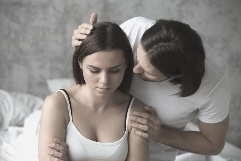 homem amoroso se desculpando com a mulher de mau humor e se sentindo ofendido