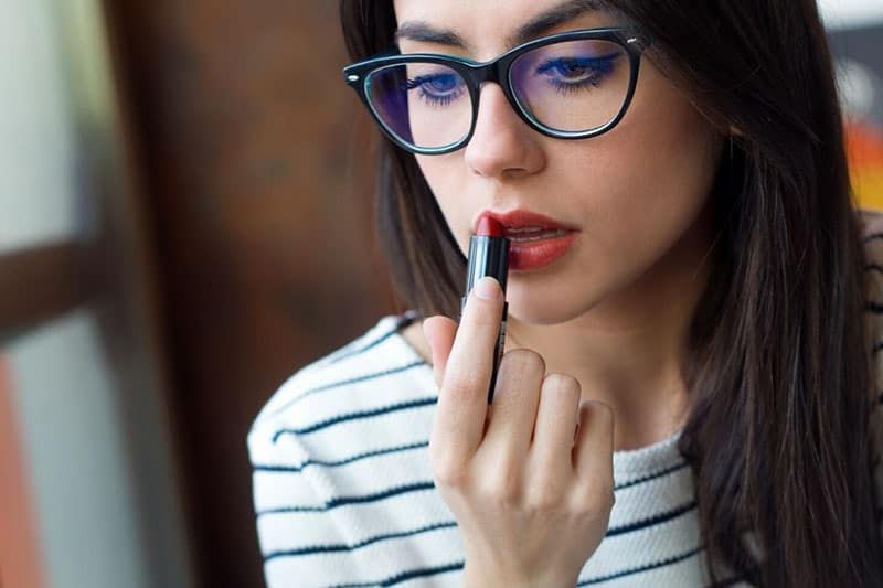 potret seorang wanita cantik dengan make up memakai lipstik merah