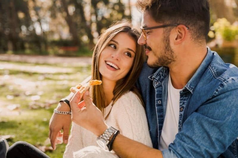 زوجين حلوين في الحديقة مع الرجل
