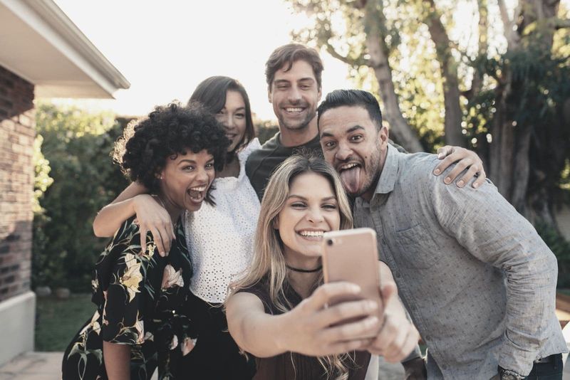 ομάδα νέων που βγάζουν selfie και κάνουν πάρτι