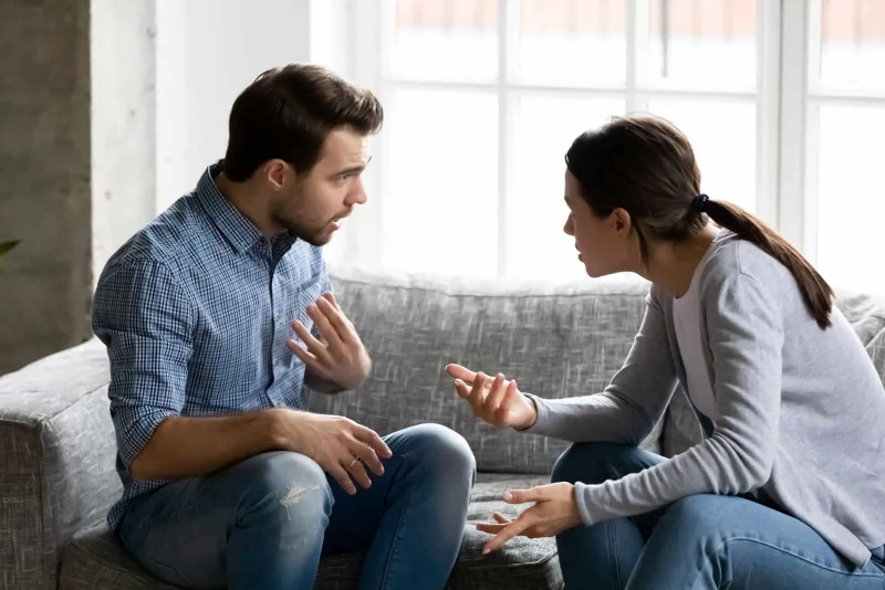   một người đàn ông và một người phụ nữ cãi nhau trong nhà