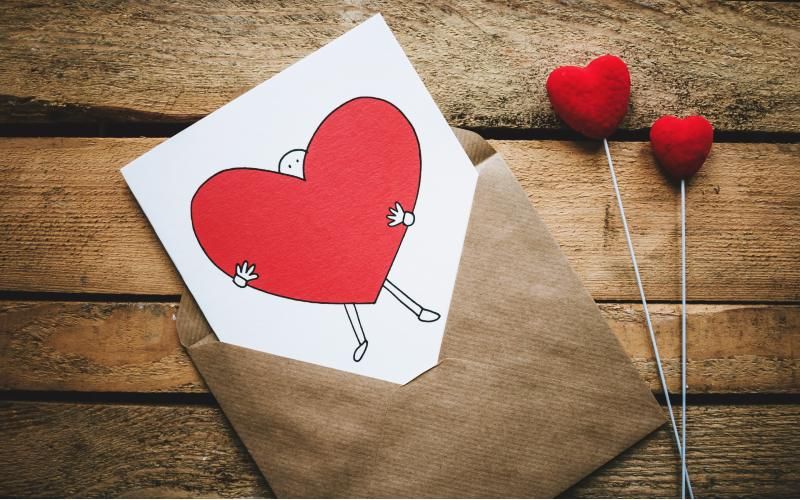 Envelope com uma ilustração de coração vermelho nele