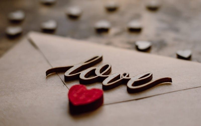 Envelope com palavra de amor e um coração vermelho nele