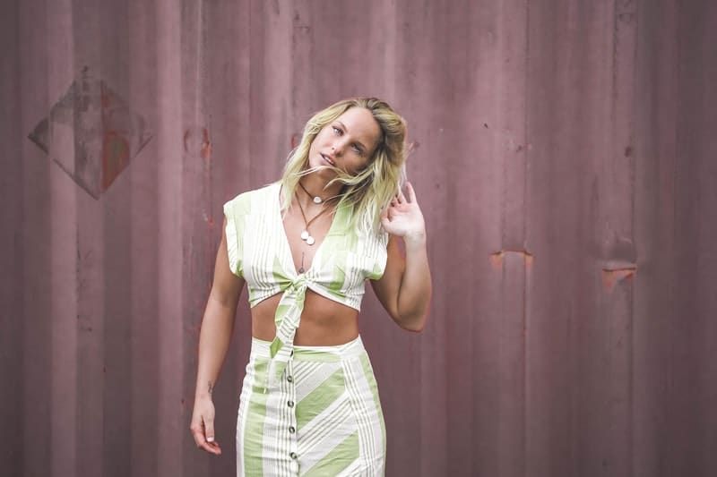 žena stojaca pri stene v crop top