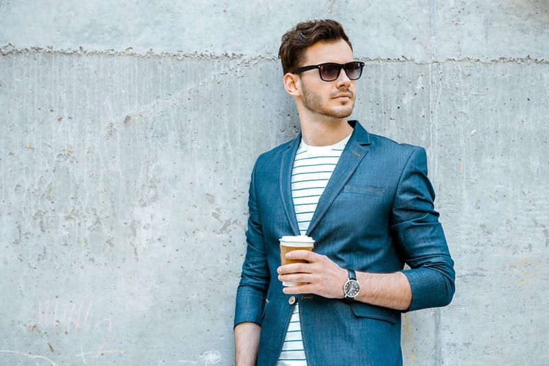 jovem segurando a xícara de café