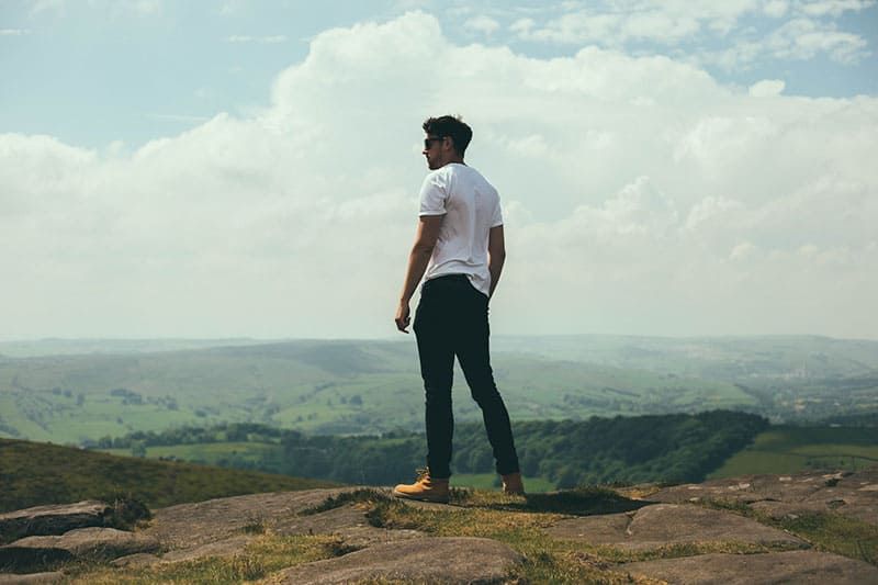 homem bonito em pé ao ar livre