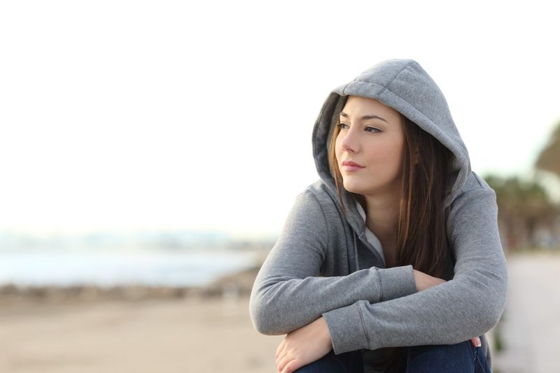 người phụ nữ buồn mặc áo hoodie